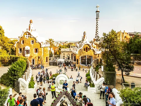 Scala del Drago a mosaico coperta dal biglietto d'ingresso a Park Güell