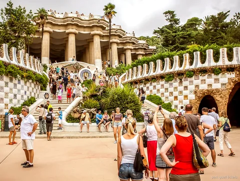 Panca a mosaico ondulata a Nature Square incluso nel biglietto Park Güell