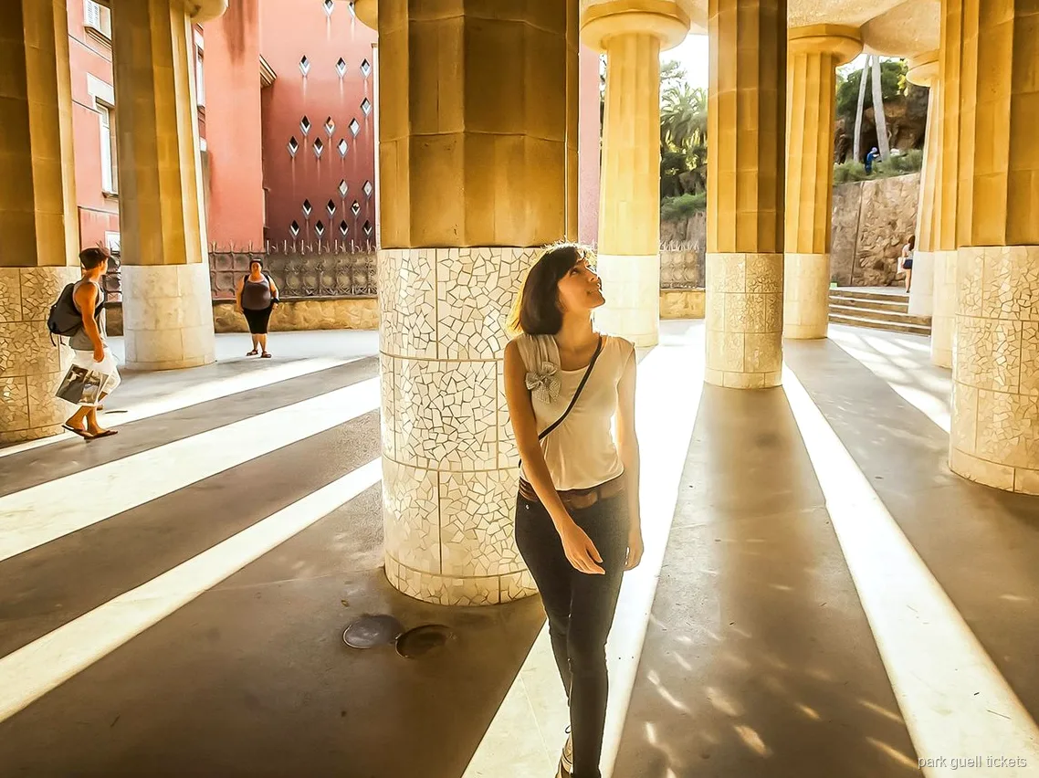 Dettaglio a mosaico colorato sull'architettura di Gaudí a Park Güell