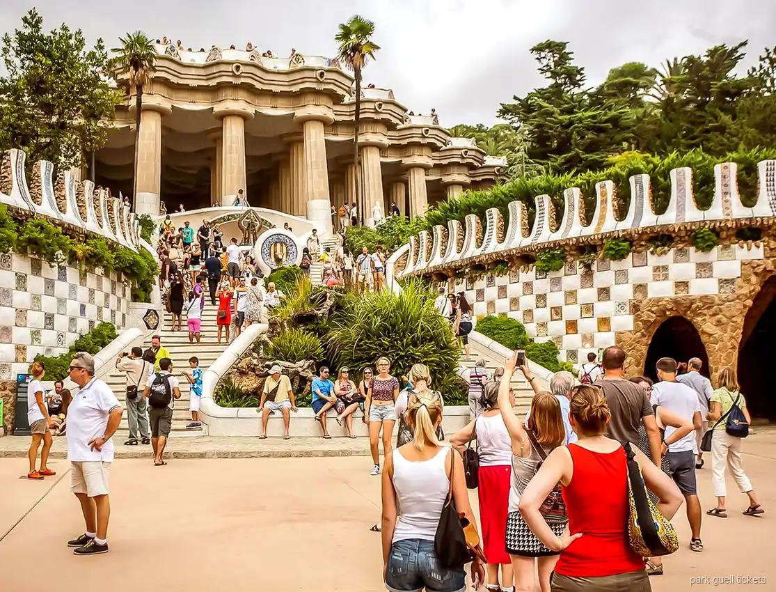 Wygięta mozaikowa ławka na Plaça de la Natura objęta biletem wstępu do Park Güell