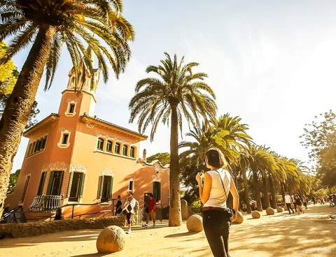 Kamienne kolumny w Sali Stu Kolumn dostępnej z biletem wstępu do Park Güell