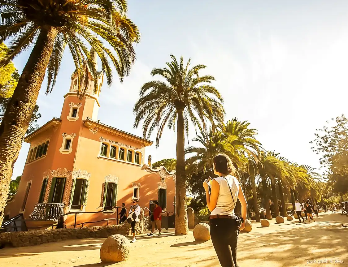 Kamienne kolumny w Sali Stu Kolumn dostępnej z biletem wstępu do Park Güell