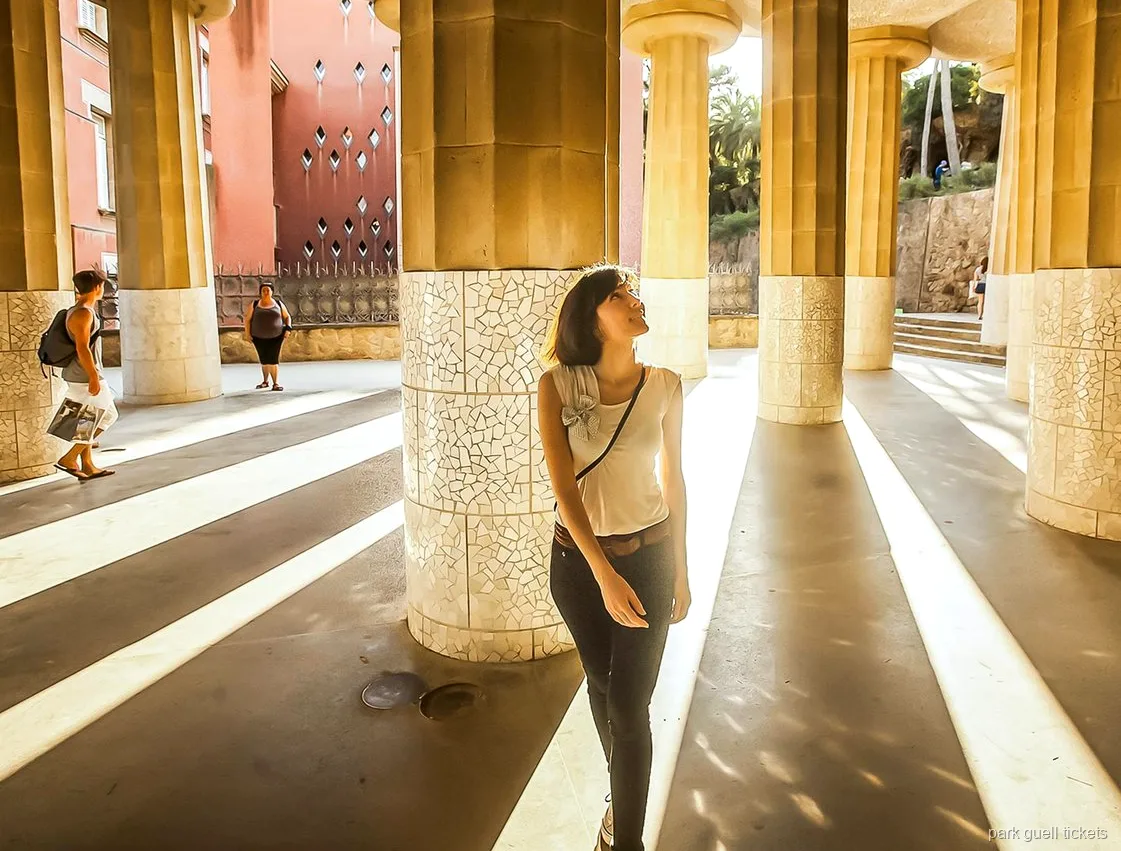 Kolorowy detal mozaiki w architekturze Gaudiego w Park Güell