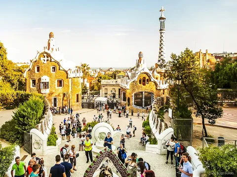 Escalier du Dragon en mosaïque inclus dans le billet d'entrée du Park Güell à Barcelone