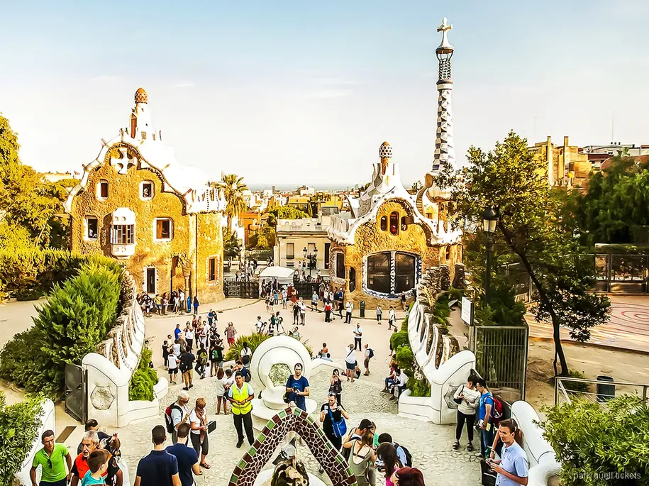 Escalier du Dragon en mosaïque inclus dans le billet d'entrée du Park Güell à Barcelone