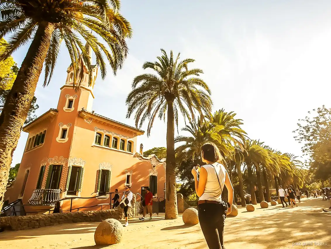 Colonnes de pierre à l'intérieur de la Salle Hypostyle accessible avec le billet Park Güell