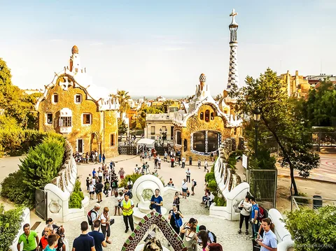 Escalinata del Dragón con mosaicos incluida en la entrada al Park Güell en Barcelona