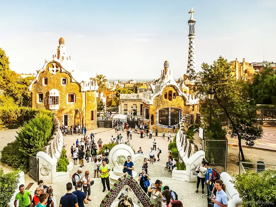 Escalinata del Dragón con mosaicos incluida en la entrada al Park Güell en Barcelona