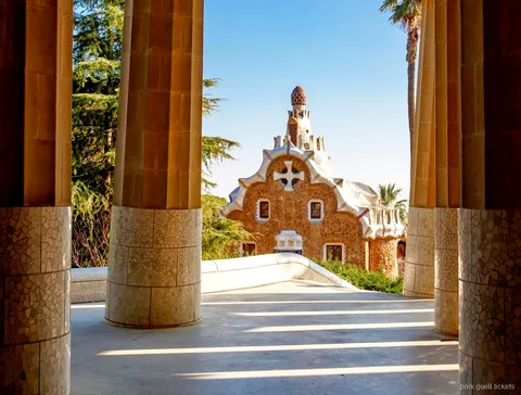 Terrazas de mosaico del Park Güell cubiertas por la entrada combinada con el museo