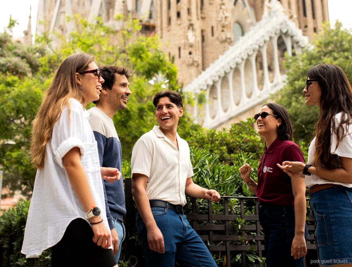 Llum dels vitralls dins la basílica de la Sagrada Família en aquesta visita guiada