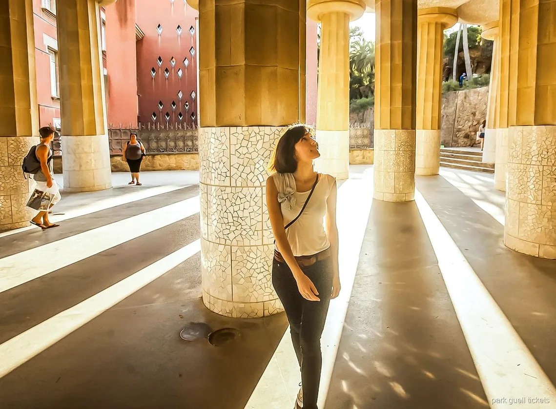 Detall de mosaic colorit a l'arquitectura de Gaudí al Park Güell