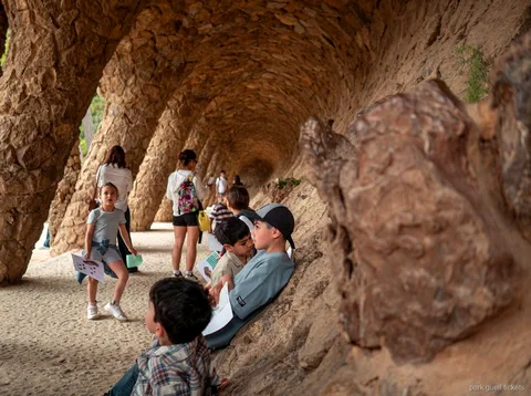 Park Güell aile turunda hazine avı haritasını takip eden çocuklar
