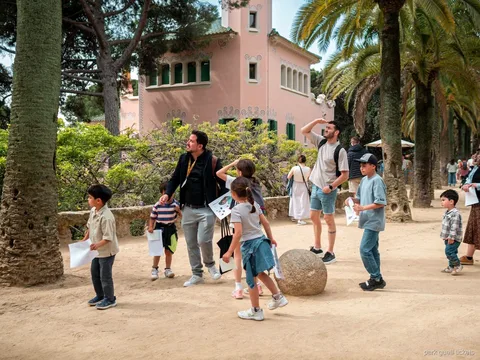 Park Güell aile turunda keşfedilen viyadüklerin taş sütunları