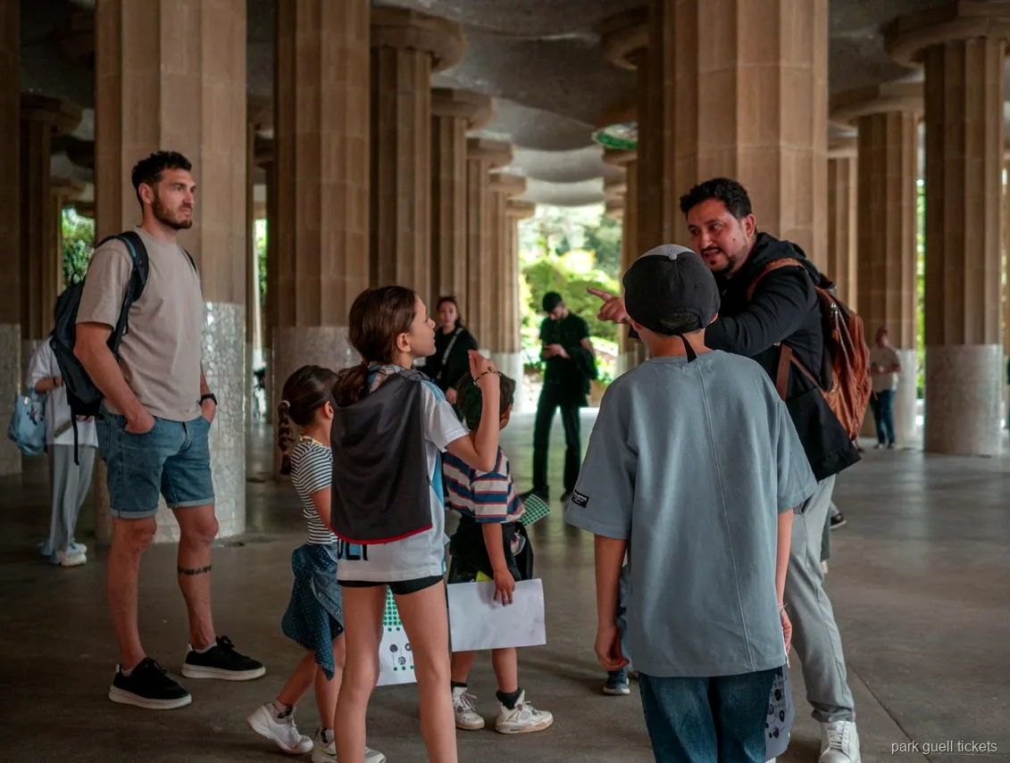 Aile hazine avı haritasında yer alan Park Güell'deki taş küreler
