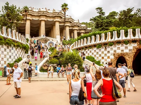 Park Güell bileti ile dahil olan Doğa Meydanı'ndaki dalgalı mozaik bank