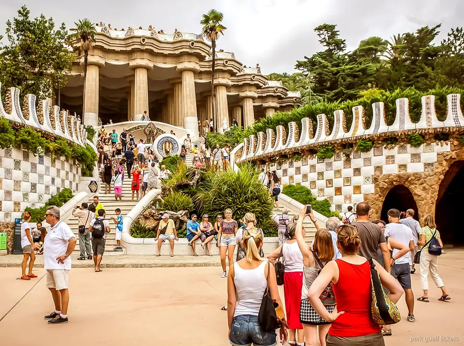 Park Güell bileti ile dahil olan Doğa Meydanı'ndaki dalgalı mozaik bank