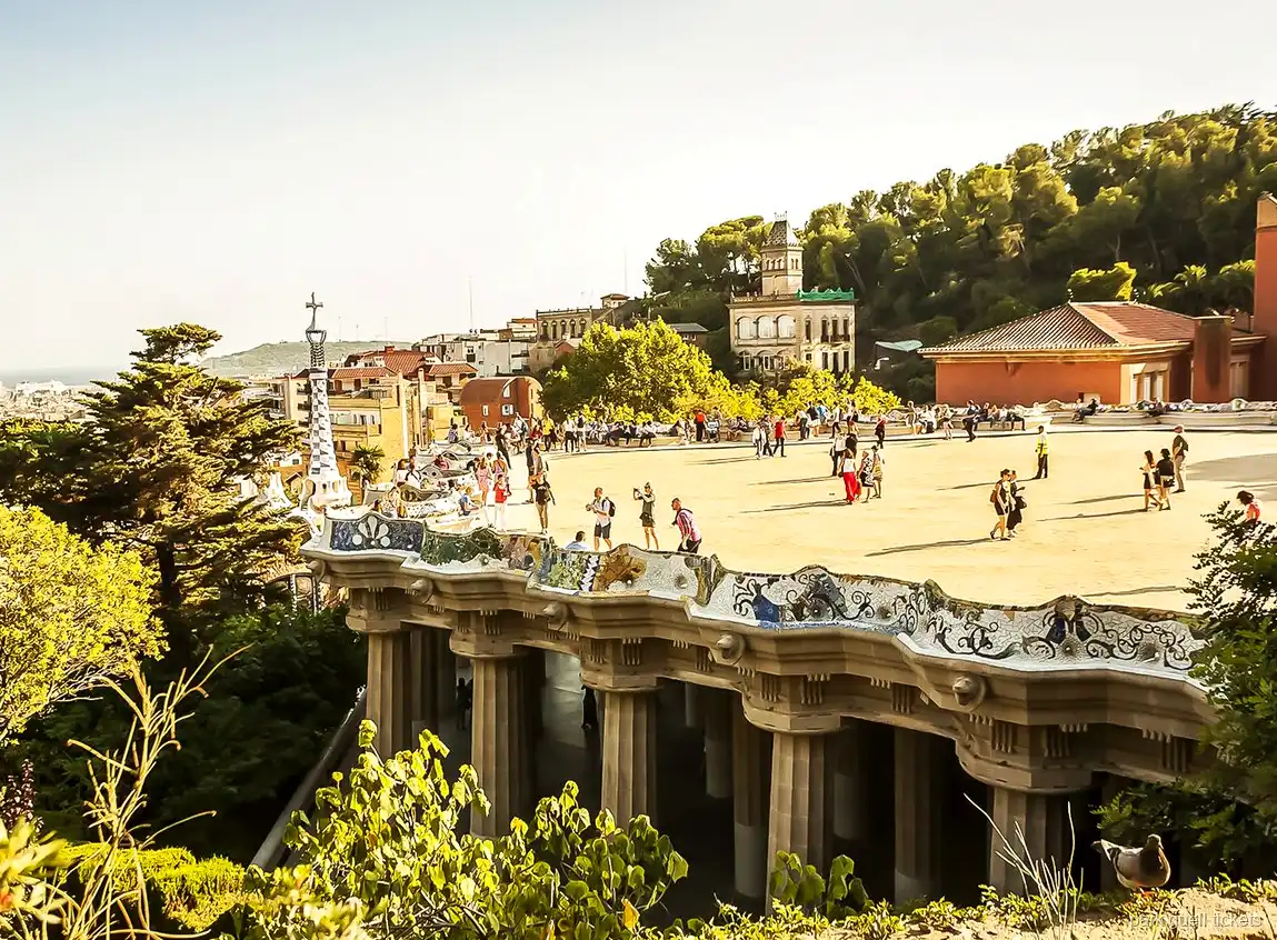 Park Güell anıtsal bölgesinden Barcelona'nın panoramik manzarası