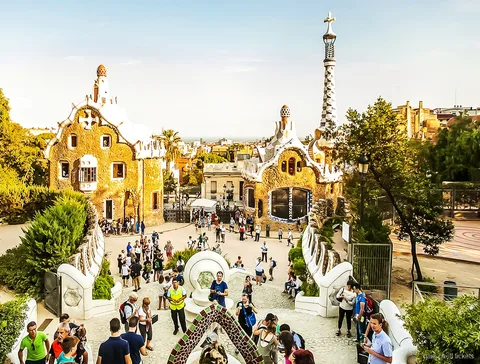 Mosaikbeklädd Drakens trappa som ingår i Park Güell-biljetten i Barcelona