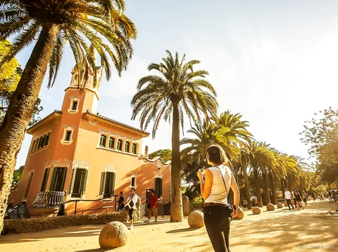 Stenpelare inne i Pelarsalen, tillgänglig med Park Güell-biljetten