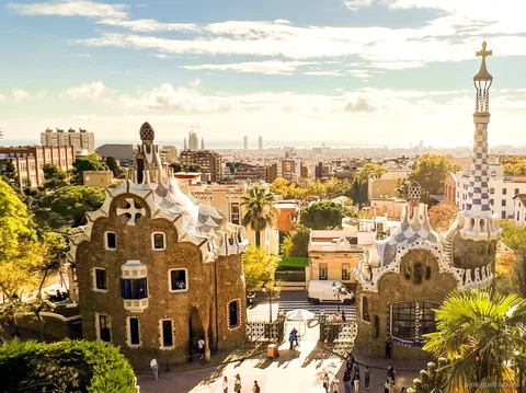 Gids leidt de gegidste tour van Park Güell en Sagrada Família