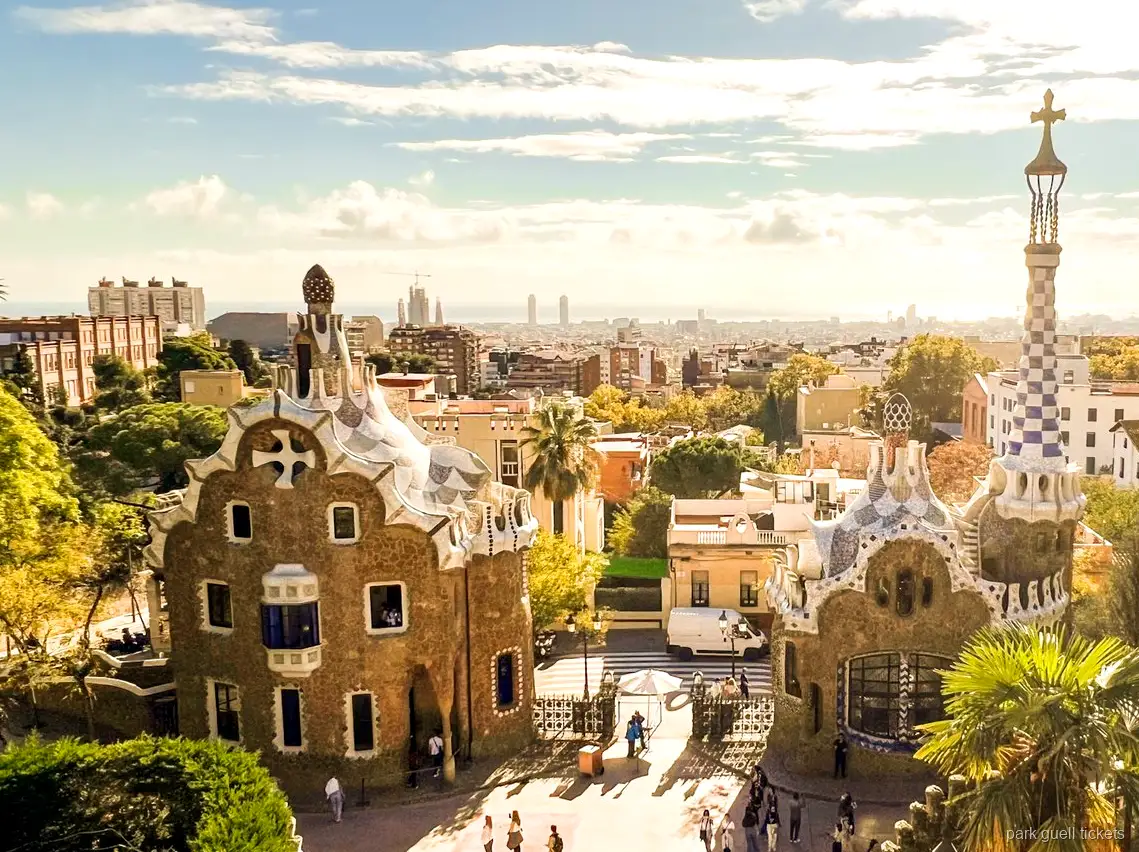 Gids leidt de gegidste tour van Park Güell en Sagrada Família