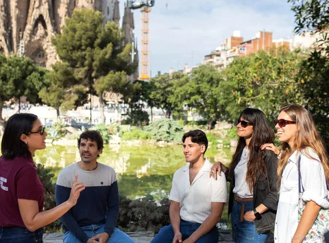 Kolommen in het interieur van Sagrada Família gezien op de gecombineerde tour