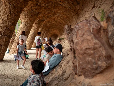 Kinder folgen einer Schnitzeljagd-Karte auf der Park Güell Familientour