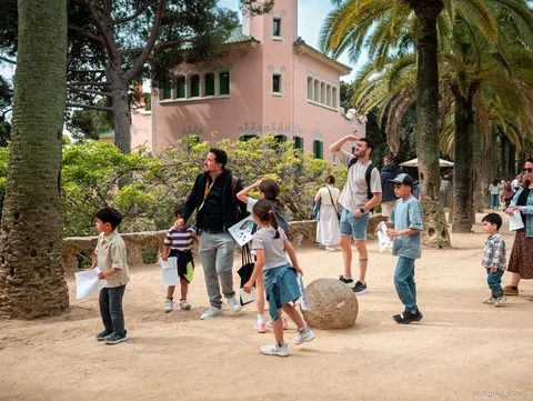 Steinsäulen der Park Güell Viadukte, erkundet auf der Familientour