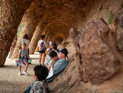 Kinderen volgen een speurtochtkaart tijdens de Park Güell familietour