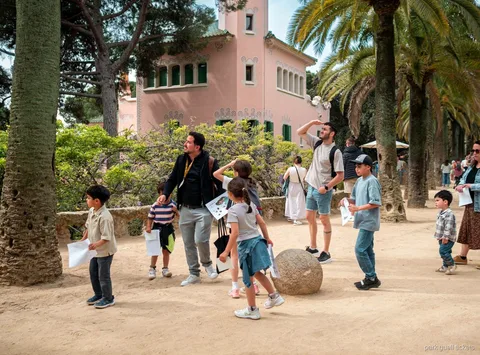 Stenen kolommen van de Park Güell viaducten verkend tijdens de familietour