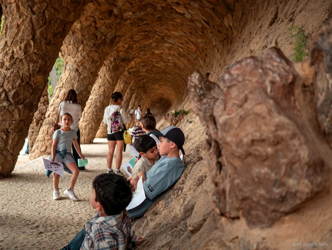 Barn som följer en skattjaktskarta på Park Güell familjetur