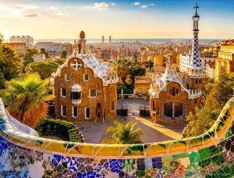 Guide führt eine Kleingruppe auf der Park Güell Führung in Barcelona