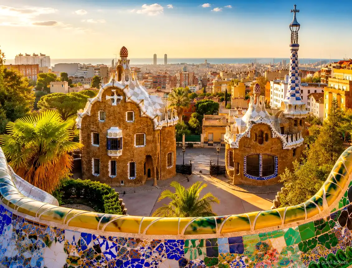 Guide führt eine Kleingruppe auf der Park Güell Führung in Barcelona