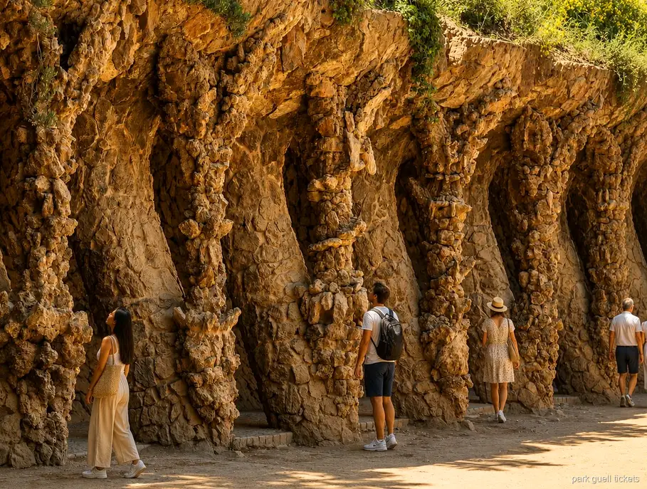 Gruppe mit Kopfhörern hört einem Guide auf der Park Güell Führung zu