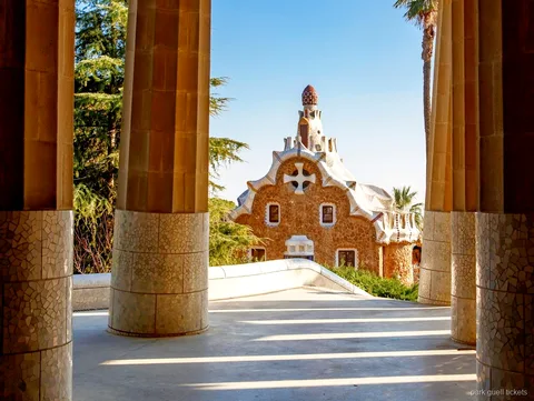 Mosaikterrassen im Park Güell, abgedeckt vom kombinierten Museums-Ticket