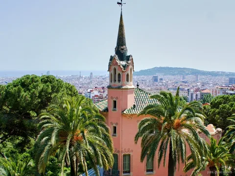 Origineel meubilair binnen het Gaudí House Museum bij Park Güell
