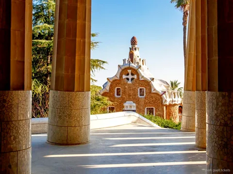 Mosaikterrasser i Park Güell som täcks av den kombinerade museientrén
