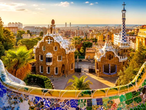 Guide som leder en liten grupp på den guidade turen i Park Güell i Barcelona