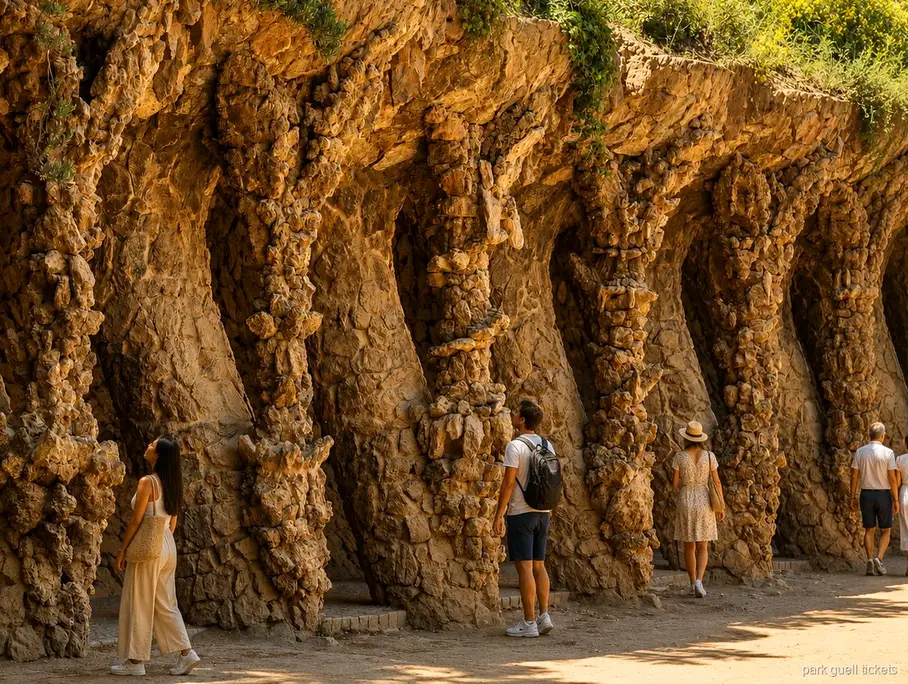 Grupp med hörlurar som lyssnar på en guide på den guidade turen i Park Güell