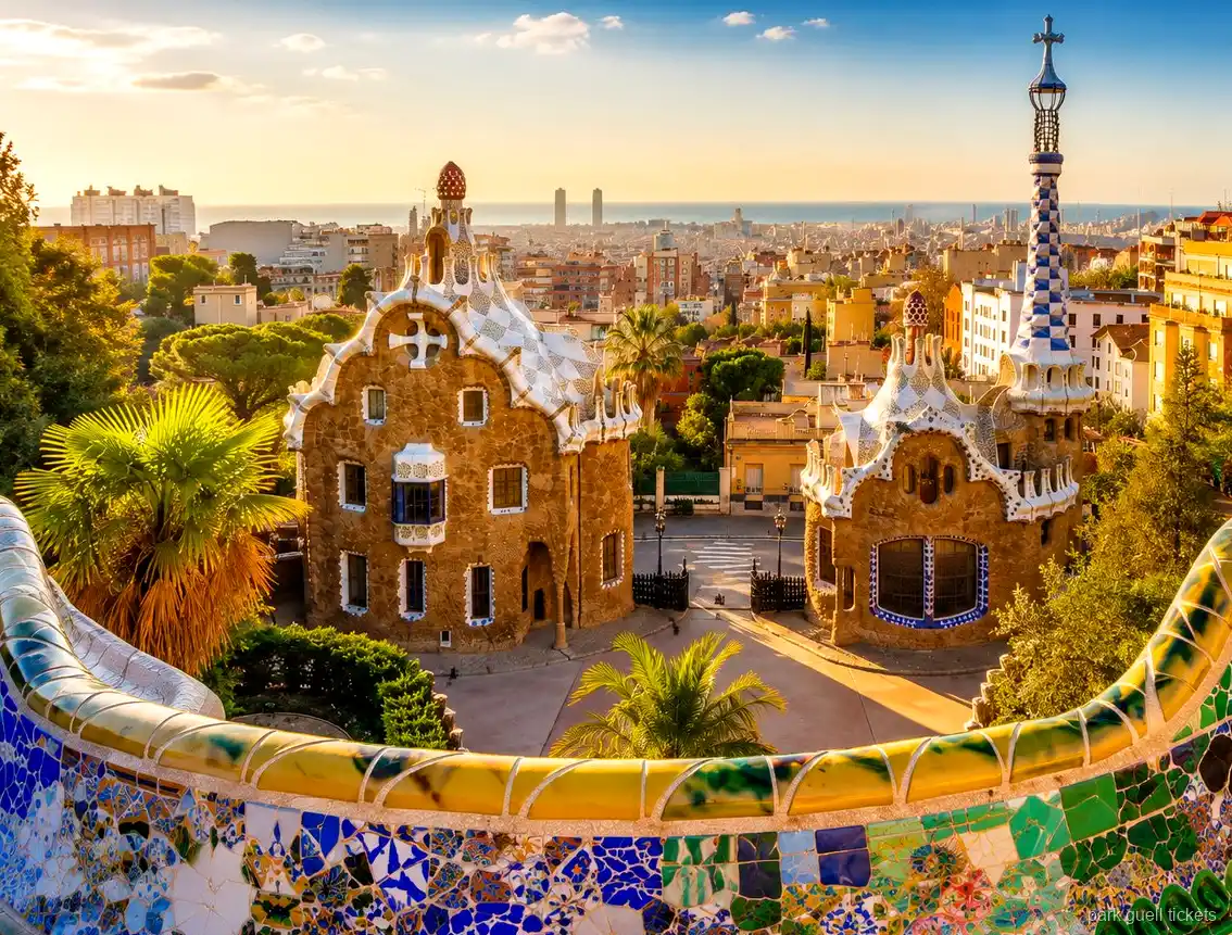 Park Güell rehberli turunda küçük grubu yönlendiren rehber, Barcelona