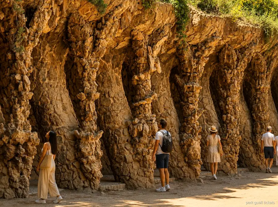 Park Güell rehberli turunda kulaklıklarla rehberi dinleyen grup