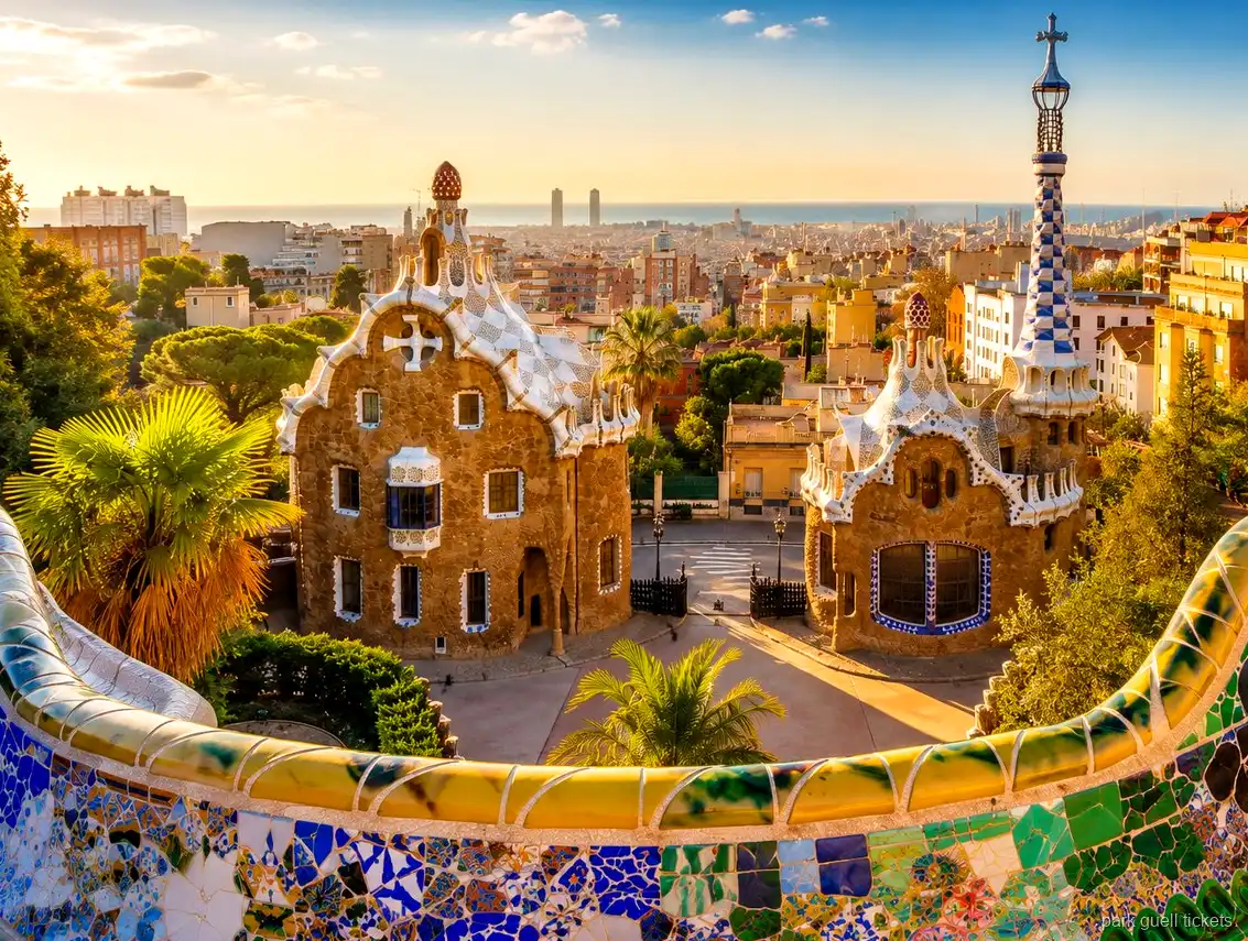 Gids leidt een kleine groep tijdens de Park Güell rondleiding in Barcelona