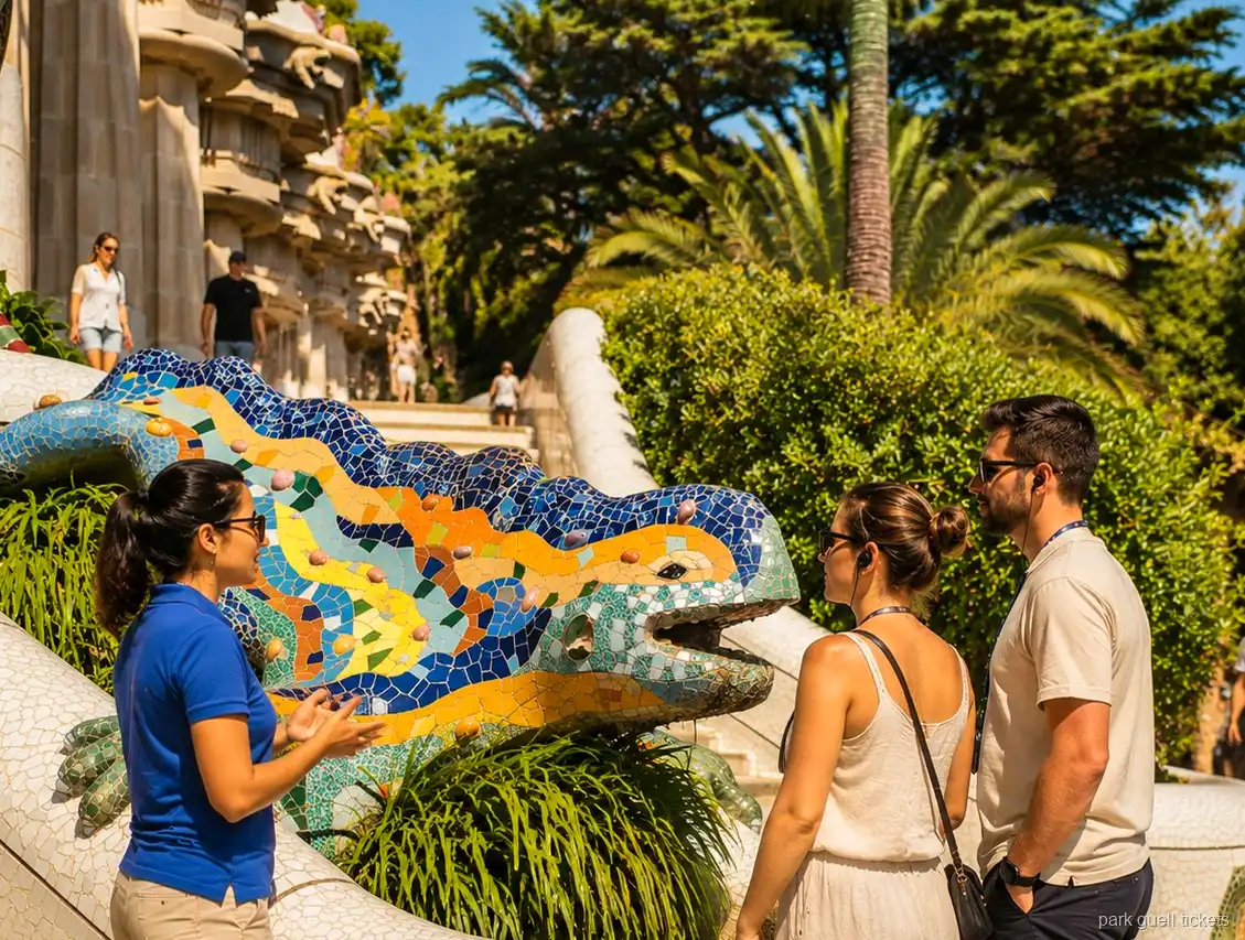 Stenen kolommen van de Hypostyle Room op de route van de Park Güell rondleiding