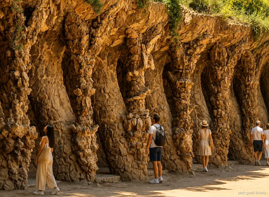 Groep met koptelefoons luistert naar een gids tijdens de Park Güell rondleiding
