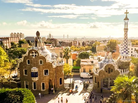 Guide som leder den kombinerade guidade turen till Park Güell och Sagrada Família