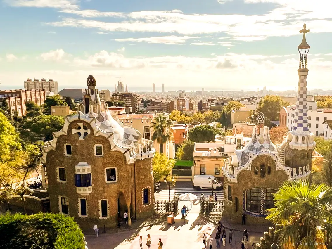 Guide som leder den kombinerade guidade turen till Park Güell och Sagrada Família
