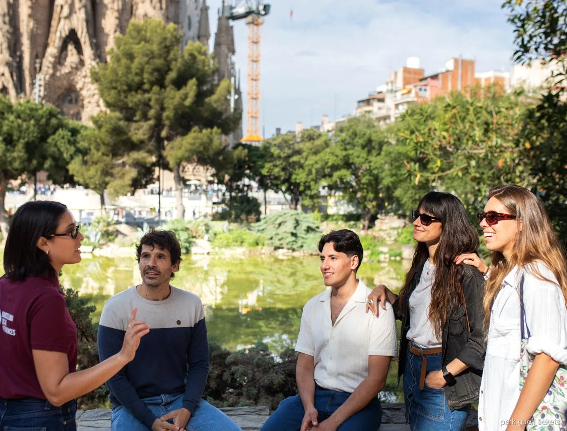 Pelare i Sagrada Famílias interiör sedda på den kombinerade Park Güell-turen