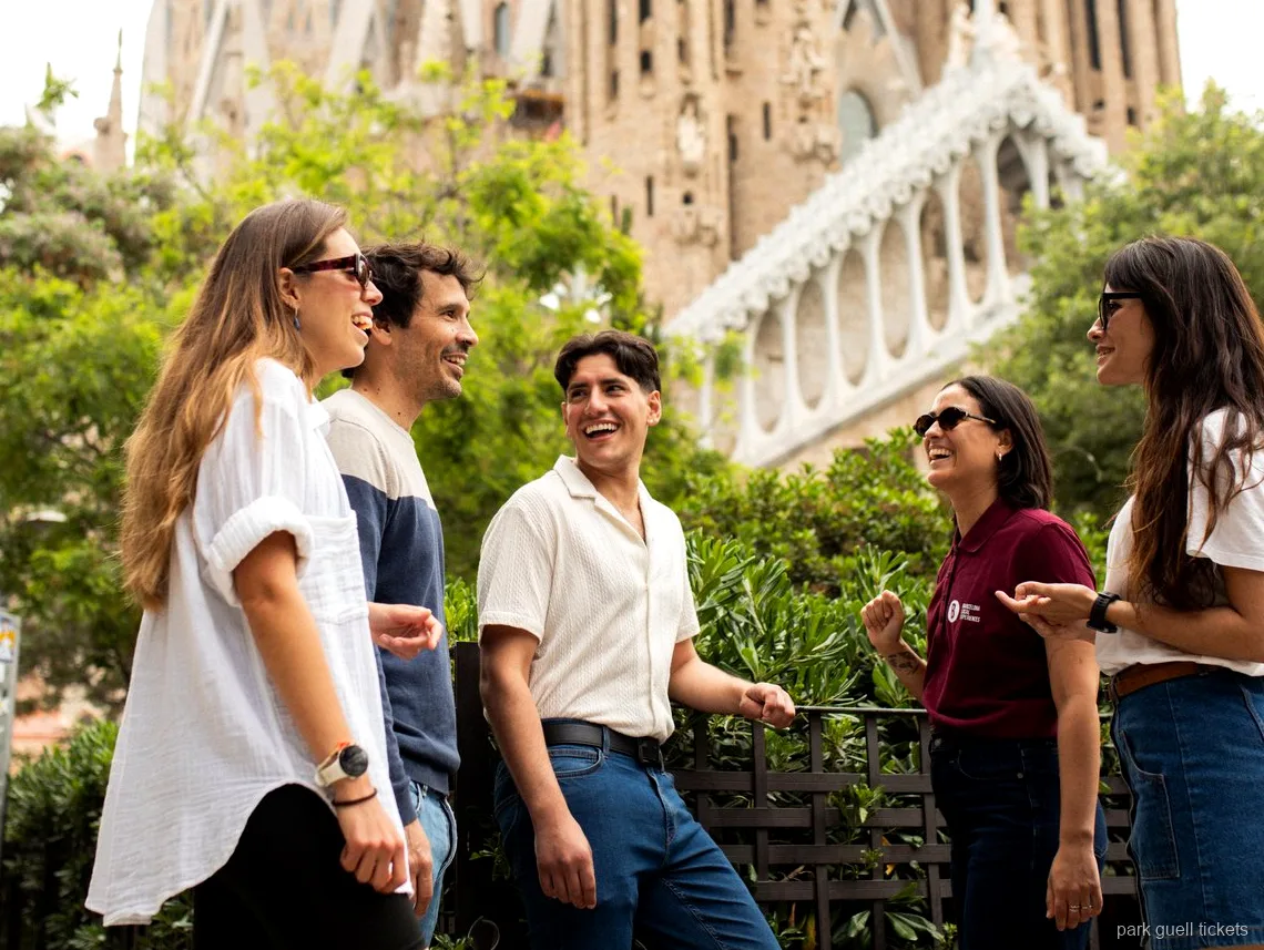 Färgat glasljus inne i Sagrada Família-basilikan på den guidade turen