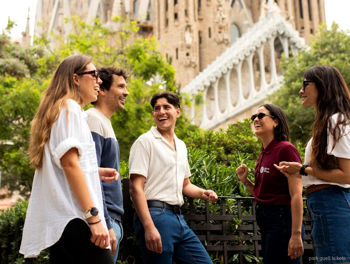 Rehberli turda Sagrada Família bazilikasının içindeki vitray ışığı