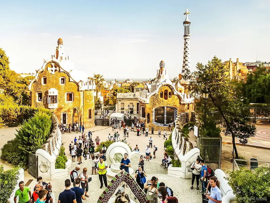 Mosaik-Drachentreppe, die mit den Park Güell Tickets in Barcelona enthalten ist